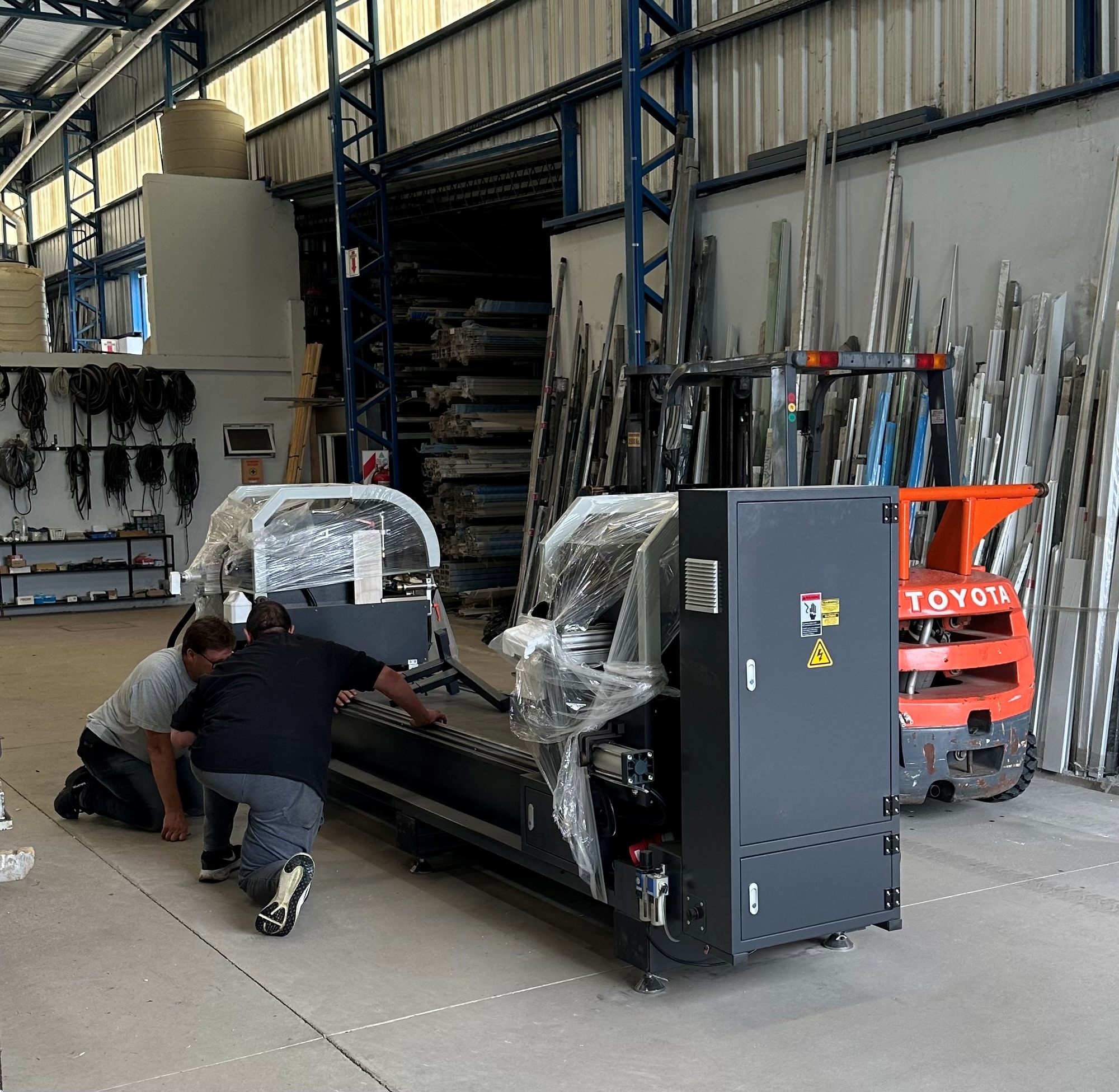 Cortadora doble cabezal para perfiles de aluminio