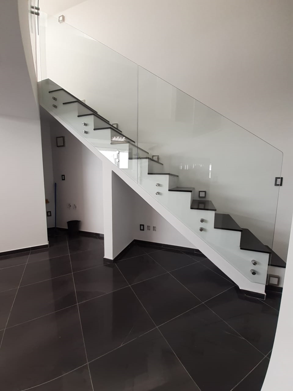 Baranda de vidrio templado para escalera con fijaciones de acero inoxidable