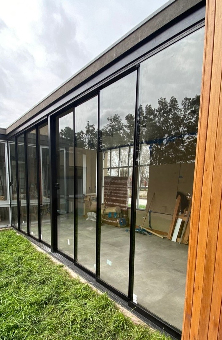 Cerramiento de aluminio negro con vidrio de gran formato - Exterior residencial