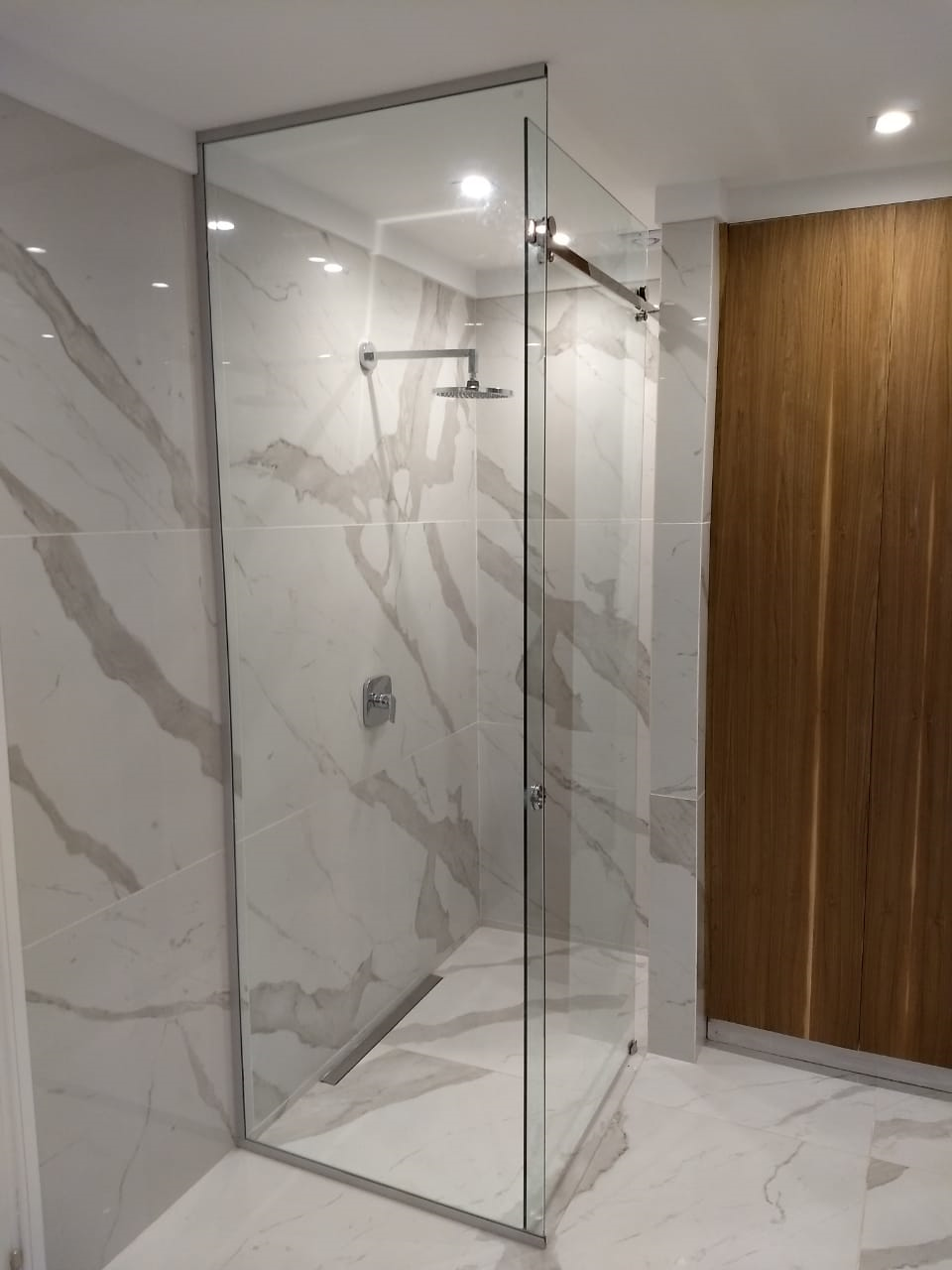 Mampara corrediza de vidrio templado para baño con herrajes de acero