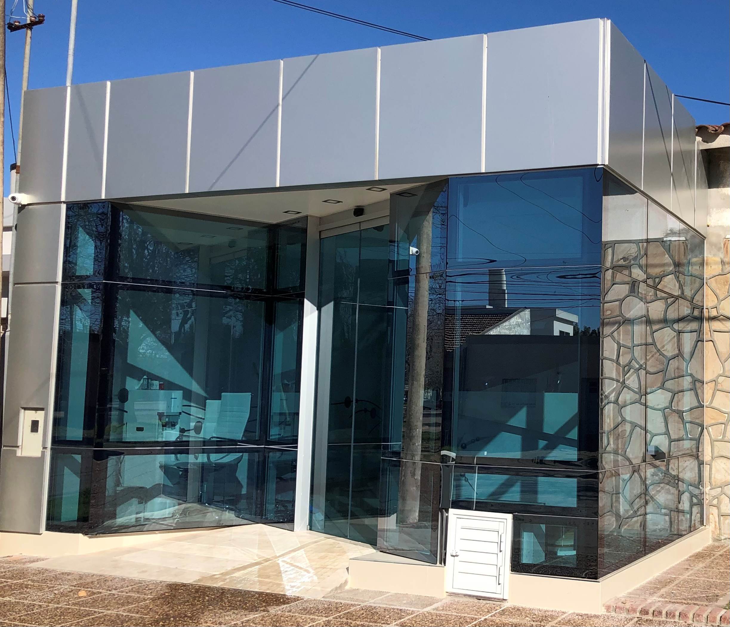 Piel de vidrio con paneles de aluminio - Fachada comercial moderna