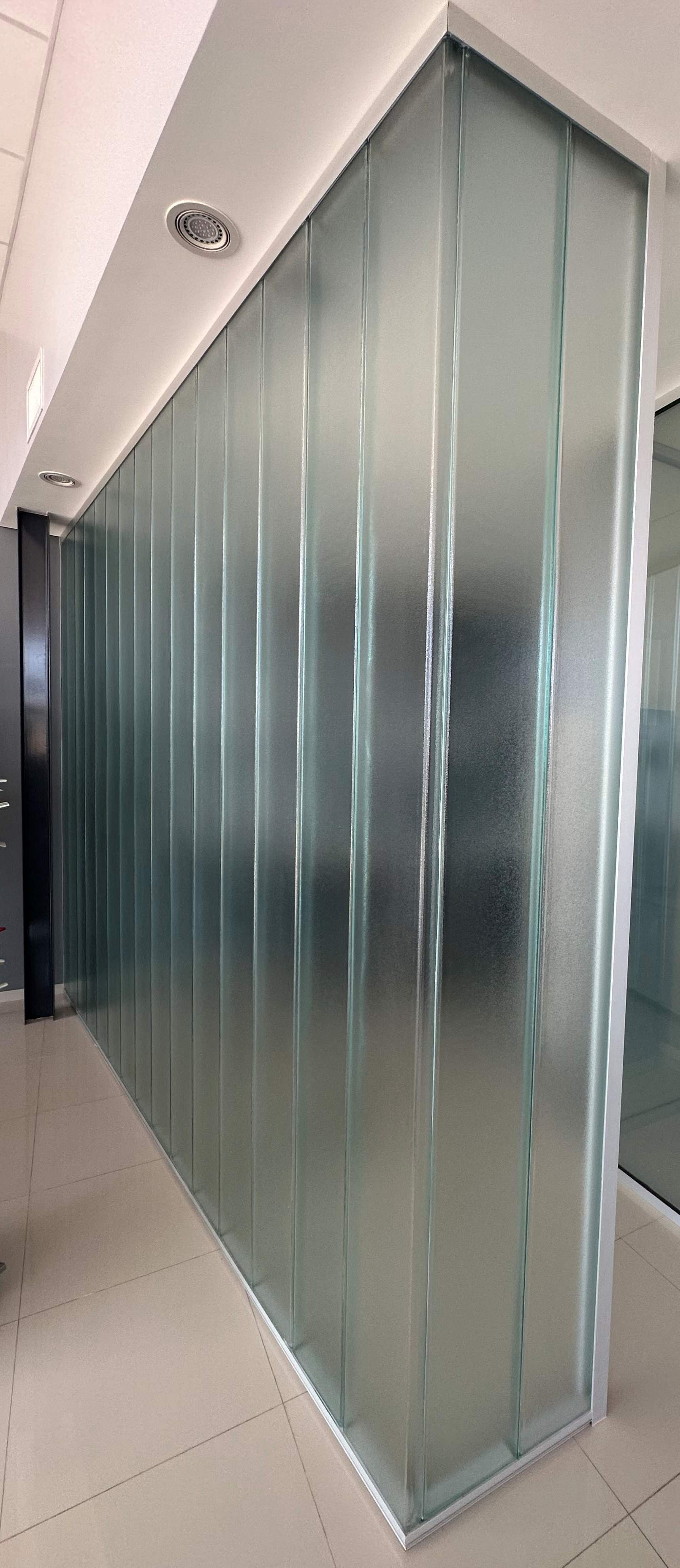 Divisor de vidrio Profilit para oficina - Sistema de privacidad con luz natural